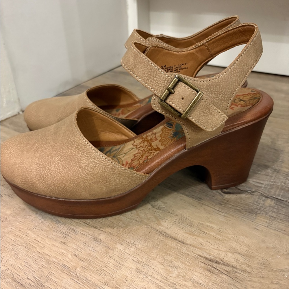 Women's Tan BOC began leather shoes
